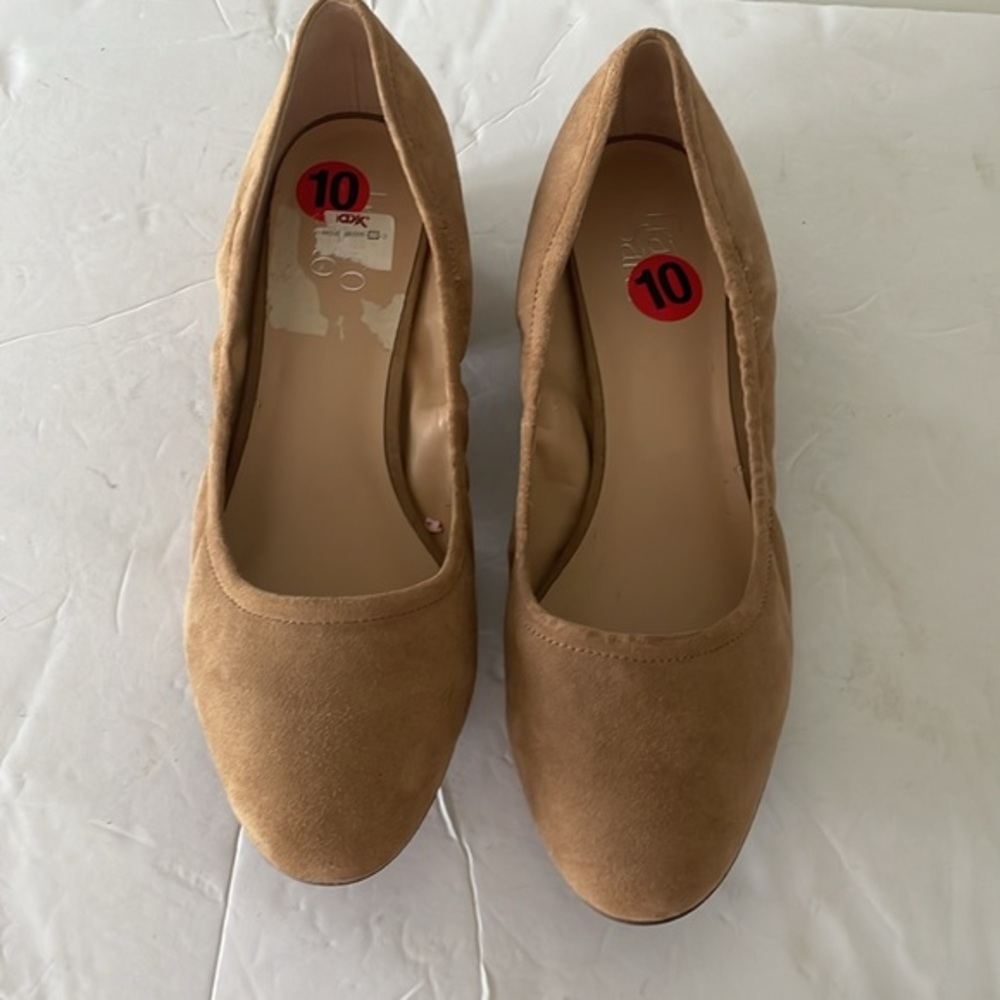 Franco Sarto Tan Suede Round-Toe Heels
